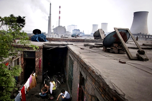 Một gia đình Trung Quốc sống ngay gần những nhà máy đang hoạt động (Ảnh: New York Times)