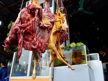 Dọc lối lên Thiên Trù từ bến đò suối Yến, một loạt con thú bị xẻ thịt treo bán tại các nhà hàng ăn uống (Ảnh: VnExpress)