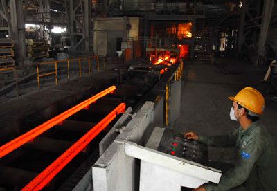 Sản xuất phôi thép tại Công ty cổ phần Thép Hòa Phát (Ảnh: Thanh Mai/TTXVN)