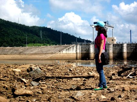 Cửa nhận nước thủy điện Sông Ba Hạ - Phú Yên cạn trơ đáy (Ảnh: Hồng Ánh/Người lao động)