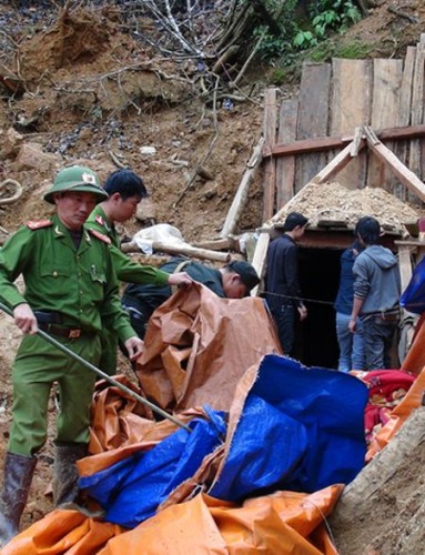 Các hầm vàng khoét sâu vào lòng núi hàng trăm mét