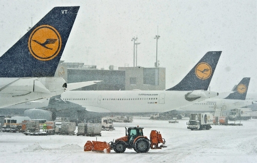 Tại sân bay Frankfurt, hơn 200 chuyến bay đã bị hủy vì thời tiết xấu (Ảnh: Nicolas Armer/EPA)