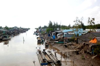Tuyến kênh 14, xã Vĩnh Hậu A, huyện Hòa Bình có trên 300 hộ dân cư trú bất hợp pháp (Ảnh: Báo Lao Động)