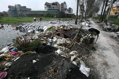 Những chất thải độc hại tràn lan đầu đường ngõ xóm đang giết người dân làng Mẫn Xá, Bắc Ninh từng ngày