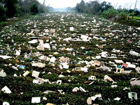 Dòng sông Nhuệ (ở Từ Châu) bị ô nhiễm nặng bởi rác và chất thải công nghiệp 