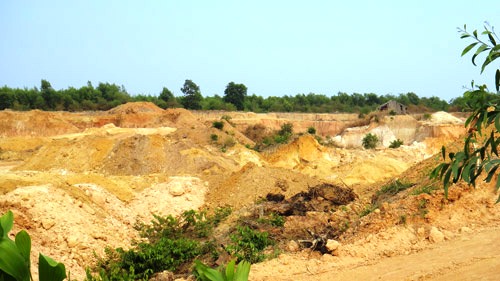 Những khu đất bị khoét sâu lấy đất mặt đem đi bán tại xã Tam An