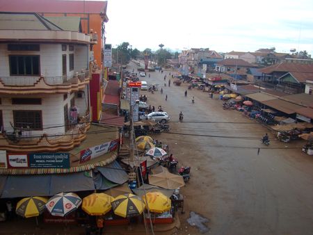 Một khu phố ở tỉnh Banlung, Campuchia (Ảnh: ThienNhien.Net)