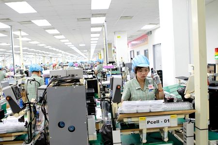 Công nhân đang kiểm tra sản phẩm tại nhà máy SEV - KCN Yên Phong