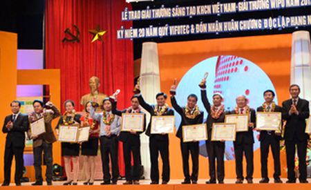 Các đồng chí lãnh đạo Đảng, Nhà nước trao giải cho các nhà khoa học, các nhà sáng chế kỹ thuật đạt Giải thưởng Sáng tạo KHCN Việt Nam năm 2012 (Ảnh: Quang Hiếu/Chinhphu.vn)