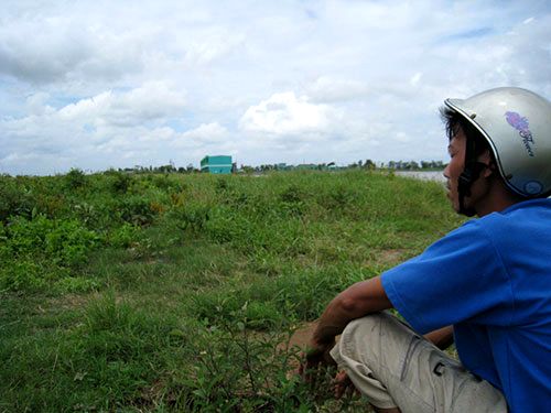 Một người dân ở tỉnh Sóc Trăng tiếc nuối trước thửa đất ruộng của mình bị thu hồi làm khu công nghiệp nhưng chờ mãi cũng chẳng thấy khu công nghiệp đâu! (Ảnh: Duy Nhân)