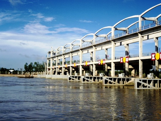 Cống đập Ba Lai (Bến Tre) có tác dụng ngăn mặn, thau chua rửa phèn, cải tạo đất tự nhiên phía thượng nguồn