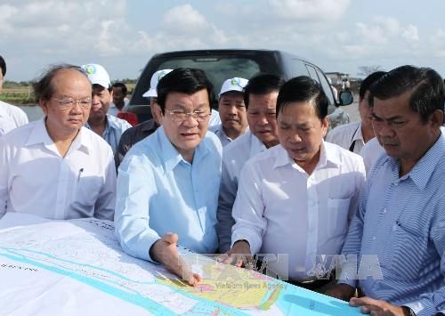 Chủ tịch nước khảo sát, kiểm tra đê biển tại Tiền Giang (Ảnh: TTXVN)