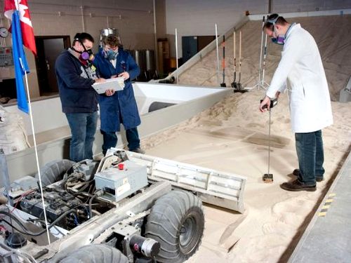 Mẫu xe thu thập mẫu vật trên Mặt trăng của NASA (Ảnh: AFP)