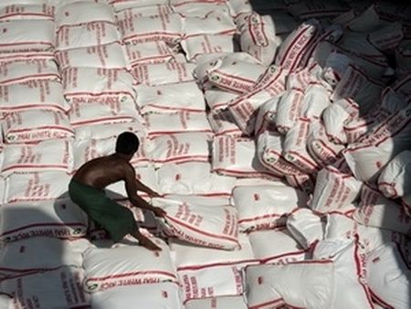 Xếp những bao gạo Thái Lan tại nhà máy ở Bangkok (Ảnh: AFP/TTXVN)
