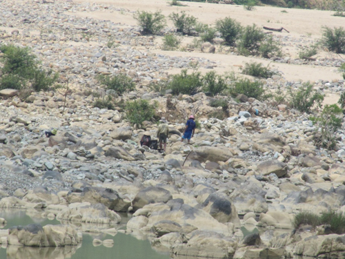 Thủy điện Đắk Mi 4 ngừng xả nước khiến sông Vu Gia từ chân đập đến huyện Nam Giang khô cạn