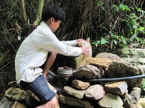 Anh Triệu Chằn Sam đang kiểm tra lại máy phát điện của gia đình