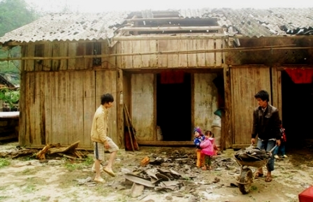Những ngôi nhà của người dân thủng mái lỗ chỗ sau trận mưa đá (Ảnh: VietNamNet)