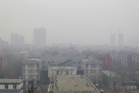 Những tòa nhà ở Bắc Kinh chìm trong khói mù vào ngày 17/2 (Ảnh: Tân Hoa Xã)