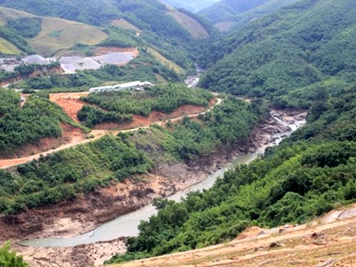 Lòng sông Rin (huyện Sơn Tây, Quảng Ngãi) cạn kiệt vào mùa khô do bị Thủy điện Đăkrinh chiếm mất nguồn nước (Ảnh: N.T/Tiền Phong)