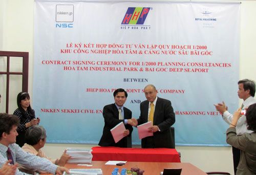 Lễ ký kết hợp đồng tư vấn lập quy hoạch 1/2.000 KCN Hòa Tâm và cảng Bãi Gốc của Công ty CP Hiệp Hòa Phát (Ảnh: Công ty HHP cung cấp) 