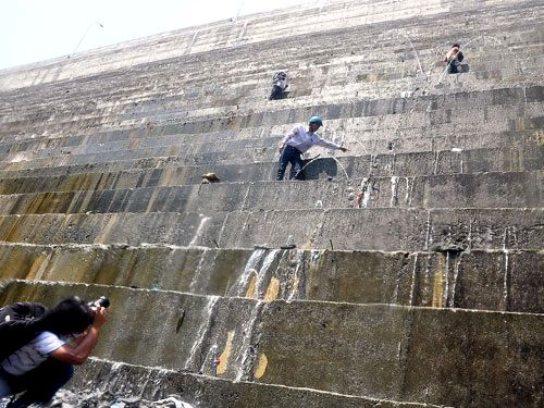Vết nứt ở thân đập Thủy điện Sông Tranh 2 (Ảnh: nld.com.vn)