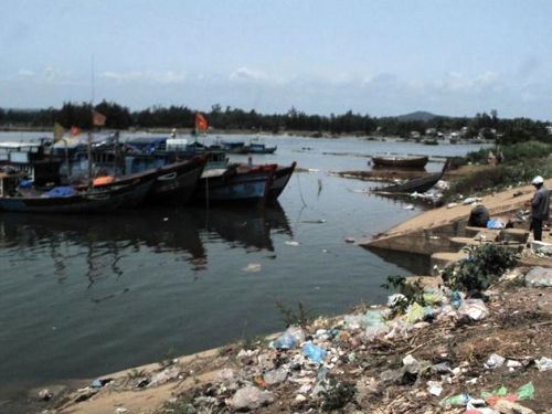 Rác thải tràn ngập đầu cầu, gần chợ Bình Châu, huyện Bình Sơn