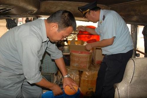 Kiểm tra hàng hóa nhập khẩu từ Trung Quốc qua cửa khẩu Móng Cái (Quảng Ninh) 
