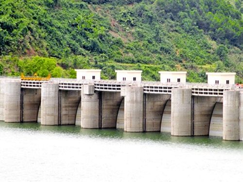 Đập chính thủy điện Đăkmi 4 cắt toàn bộ nước Vu Gia chuyển qua Thu Bồn (Ảnh:Nam Cường/Tiền Phong)