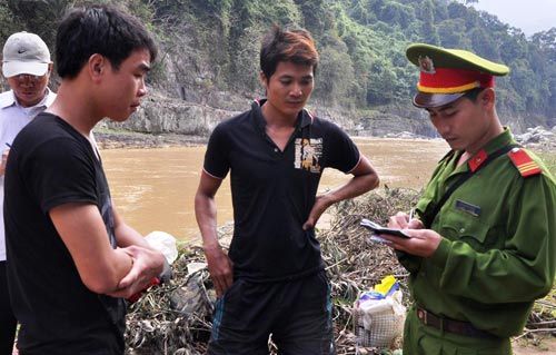 Lực lượng công an lấy lời khai các phu vàng đang khai thác vàng trái phép trên địa bàn Quảng Nam