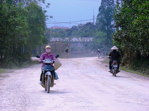 Khắp các con đường đi qua xã Giáp Lai lúc nào cũng mù mịt bụi (Ảnh: Hoàng Bảo Yên)