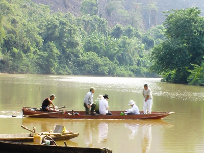 Lãnh đạo VQG Cát Tiên cùng chủ đầu tư và chuyên gia Bộ NN&PTNT khảo sát hiện trường khu vực dự tính xây đập thủy điện Đồng Nai 6 (Ảnh: Tiền Phong)