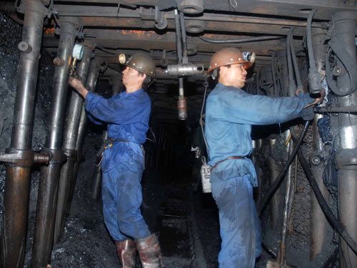 Vinacomin khai thác than chủ yếu bằng thủ công nên năng suất thấp, giá thành cao (Ảnh: Thế Dũng/www.nld.com.vn)