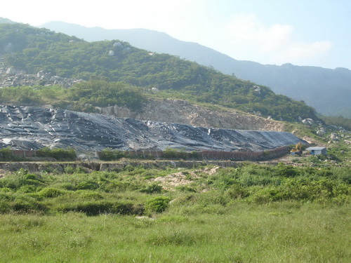 Đến ngày 8-12-2009, khu chứa hơn 1 triệu tấn chất thải nix tồn đọng của Nhà máy tàu biển Hyundai Vinashin vẫn đang được đậy kín bằng bao nilông (Ảnh: Thái Bình/hi-pec.com.vn)