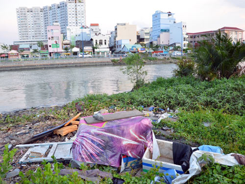 Hành vi xả rác bừa bãi ven kênh Nhiêu Lộc - Thị Nghè hiện vẫn chưa bị xử phạt (Ảnh: Tấn Thạnh/www.nld.com.vn)