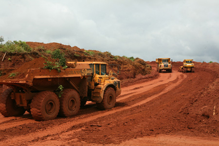 Vận chuyển quặng bauxite tại dự án Tân Rai, Lâm Đồng (Ảnh: Dân Việt)