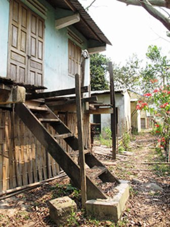Một ngôi nhà TĐC đã xuống cấp trầm trọng tại khu TĐC A Lua, huyện Tây Giang