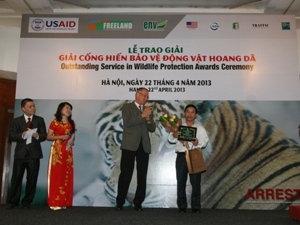 Ông Trần Thanh Bình nhận giải cán bộ thực thi pháp luật xuất sắc (Ảnh: Hùng Võ/VietnamPlus)