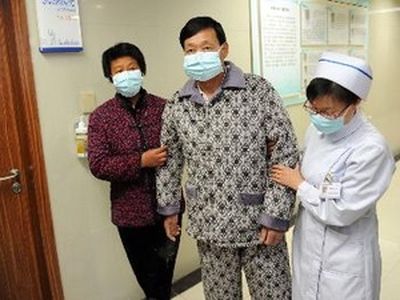 Một bệnh nhân nhiễm cúm H7N9 (giữa) chuẩn bị xuất viện sau khi hồi phục tại Bozhou, tỉnh An Huy (miền trung Trung Quốc) ngày 19/4 (Ảnh: AFP/TTXVN)