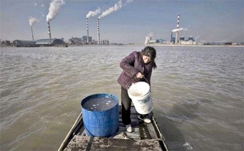 Sông Dương Tử bao quanh bởi các nhà máy gây ô nhiễm môi trường