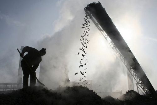 Cảnh khai thác than tại một nhà máy ở Trung Quốc. Khói đen bốc cao ngùn ngụt (Ảnh: SAI)