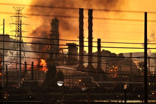 Một đám cháy tại nhà máy lọc dầu của tập đoàn Chevron ở Richmond, California, Mỹ. Hai loại khí độc là axit sulfuric và nitrogen dioxide đã được giải phóng khá nhiều ra môi trường xung quanh (Ảnh: SAI)