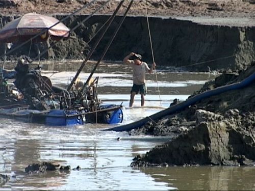 Người dân bơm hút cát trong ao nuôi thủy sản tại xã Dân Thành, huyện Duyên Hải - Trà Vinh (Ảnh: Gia Vinh/www.nld.com.vn)