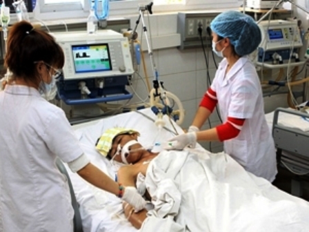 Bác sỹ điều trị cho bệnh nhân bị cúm (Ảnh: Dương Ngọc/TTXVN)