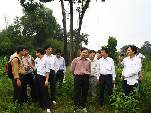 Các thành viên Ủy ban Khoa học - Công nghệ và Môi trường của Quốc hội khảo sát địa điểm dự tính xây thủy điện Đồng Nai 6 (Ảnh: Xuân Hoàng/www.nld.com.vn)