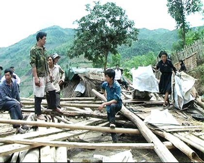 Người dân thu dọn nhà cửa (Ảnh: baolaocai.vn)