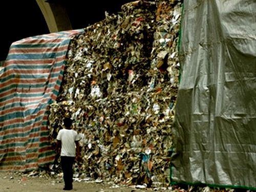 Một "núi" rác ở Hong Kong (Ảnh: Reuters)