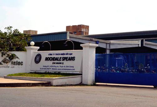 Công ty Rochdale Spears đã có quyết định xử phạt, tạm đình chỉ sản xuất nhưng đến nay vẫn hoạt động (Ảnh: Quân đội Nhân dân)