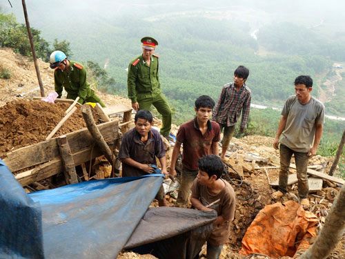 Một đợt truy quét vàng tặc ở huyện Phú Ninh, tỉnh Quảng Nam (Ảnh: Thúy Phương)