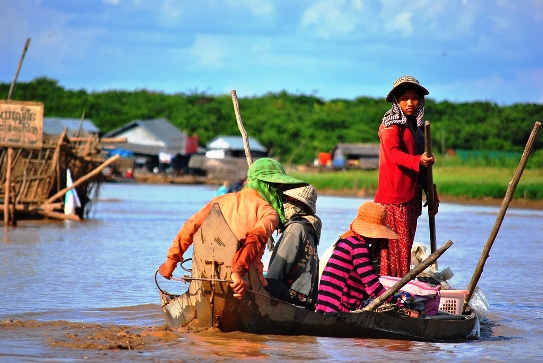 : Con em kiều bào tại Biển Hồ phải mưu sinh từ rất sớm, nhiều em không biết chữ (Ảnh: Nguyễn Công Minh)