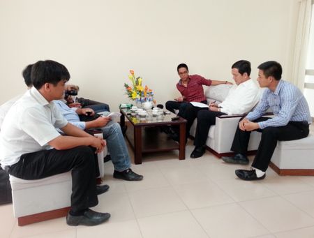 Phó Chủ tịnh UBND tỉnh Phú Yên trả lời chất vấn của báo chí